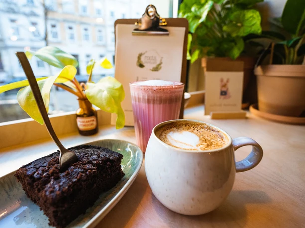 Roots Pflanzencafe - Cafés in Leipzig Im Café angebotene Kaffee- und Kuchenspezialitäten, cafe, gastronomie, freizeit