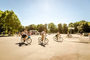 Radfahrer auf der Sachsenbrücke - Landmarken in Leipzig
