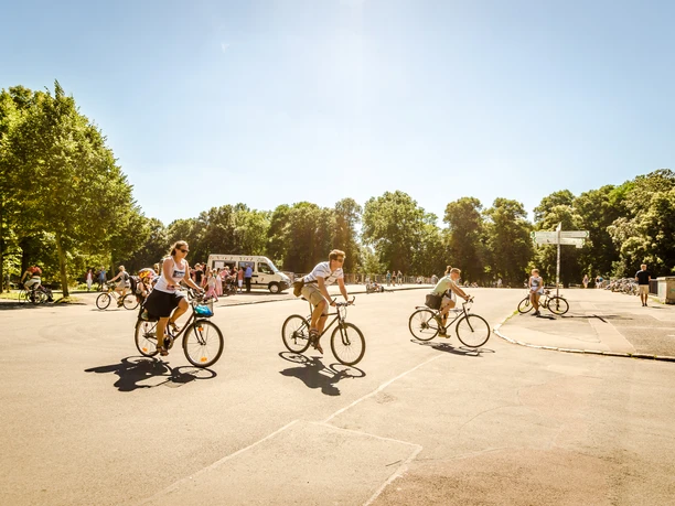 Radfahrer auf der Sachsenbrücke - Landmarken in Leipzig