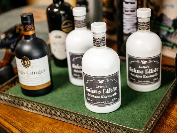 Pipe à la mode suisse, bouteilles de liqueur