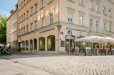 Sächsisches Apothekenmuseum - Museen in Leipzig Blick von außen auf das historische Gebäude am Thomaskirchhof, in dem das Museum untergebracht ist, museum, ausstellung, apotheke