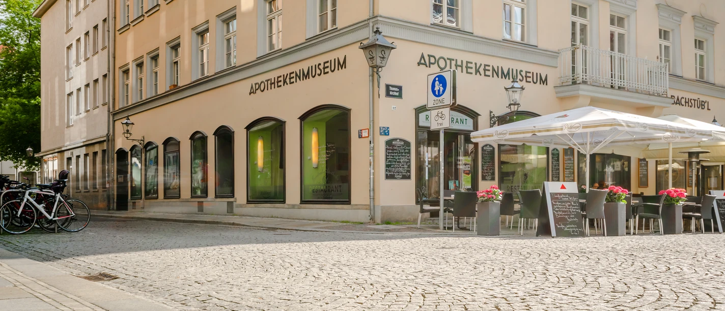 Saksońskie Muzeum Farmacji - Muzea w Lipsku Widok z zewnątrz zabytkowego budynku w Thomaskirchhof, w którym mieści się muzeum, muzeum, wystawa, apteka