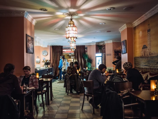Salon Casablanca - Gastronomie in Leipzig Blick in das Lokal an einem gefüllten Abend, restaurant, gastronomie, freizeit