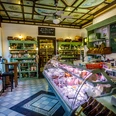Salumeria Italiana - Gastronomie in Leipzig Das Salumeria von innen, mit Fokus auf der gefüllten Theke, dem Ambiente und Flair des Geschäftes sowie den dargebotenen Waren in den Verkaufsregalen im Hintergrund, feinkost, restaurant, genuss, kulinarik