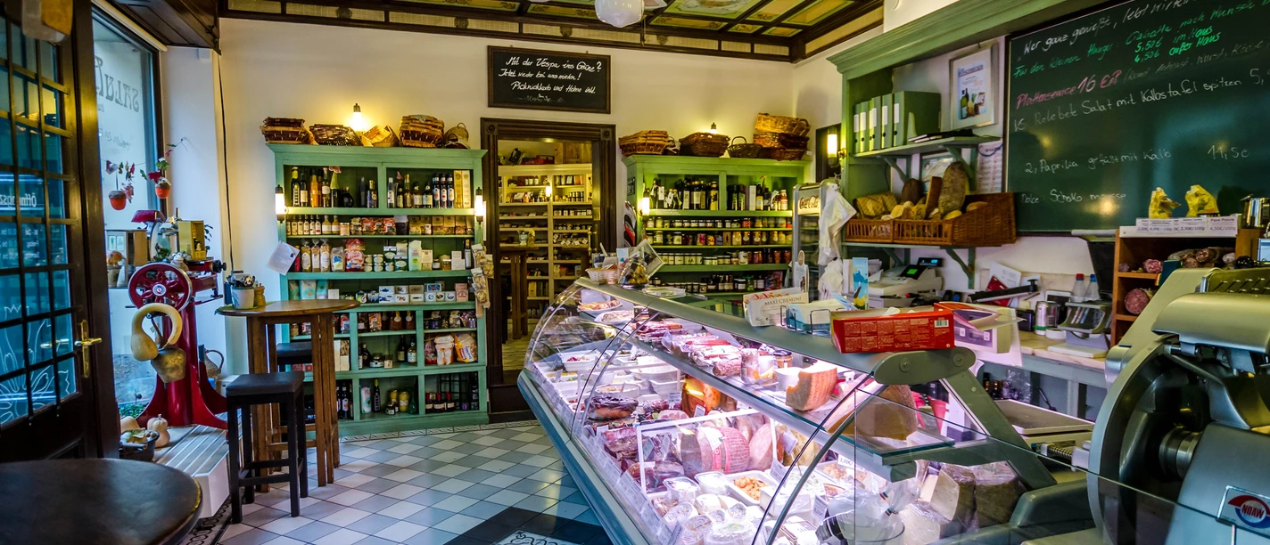 Salumeria Italiana - Gastronomie v Lipsku Salumeria zevnitř, se zaměřením na plný pult, atmosféru a atmosféru obchodu a vystavené zboží v regálech v pozadí, lahůdky, restaurace, požitek, kuchyně