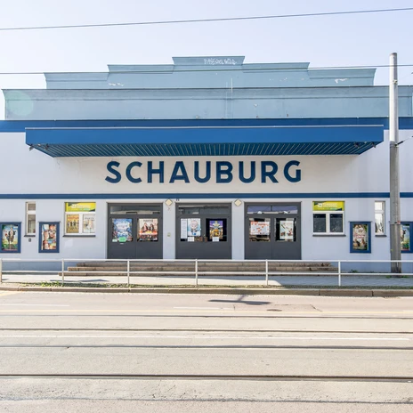 Vue sur le bâtiment bleu et blanc du cinéma Schauburg Leipzig un jour d'été.