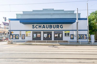 Schauburg Leipzig - Kinos in Leipzig Blick auf das blau weiße Gebäude des Kinos Schauburg Leipzig an einem Sommertag.