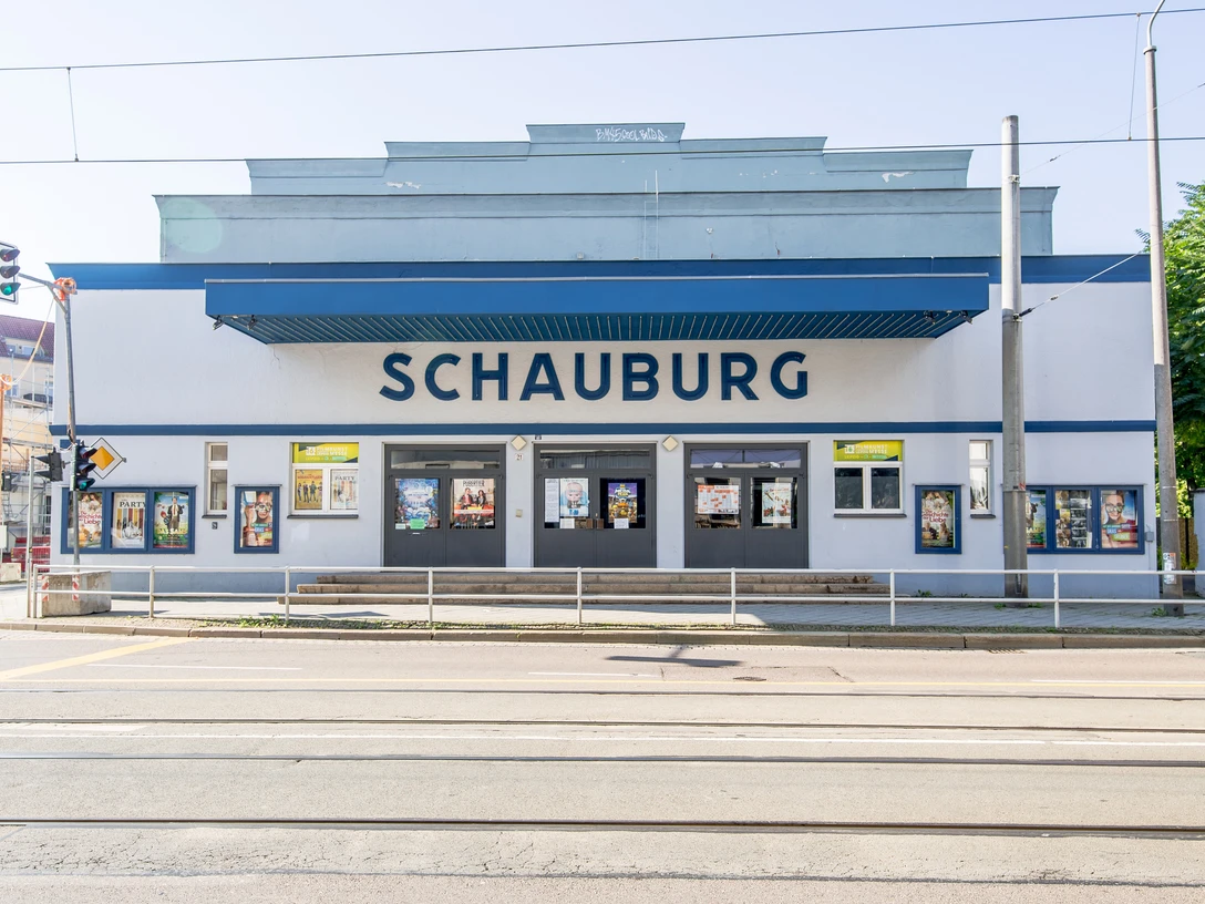 Schauburg Leipzig - Kinos in Leipzig Blick auf das blau weiße Gebäude des Kinos Schauburg Leipzig an einem Sommertag.