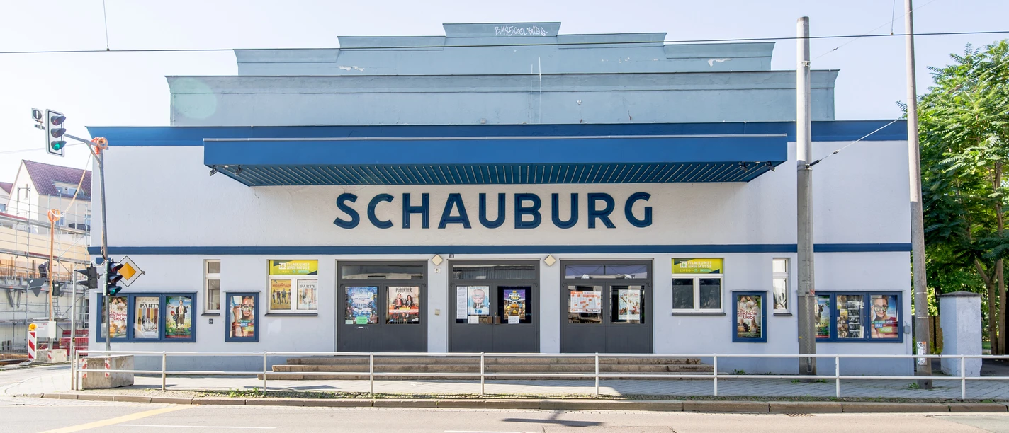 Schauburg Leipzig - Kinos in Leipzig Blick auf das blau weiße Gebäude des Kinos Schauburg Leipzig an einem Sommertag.