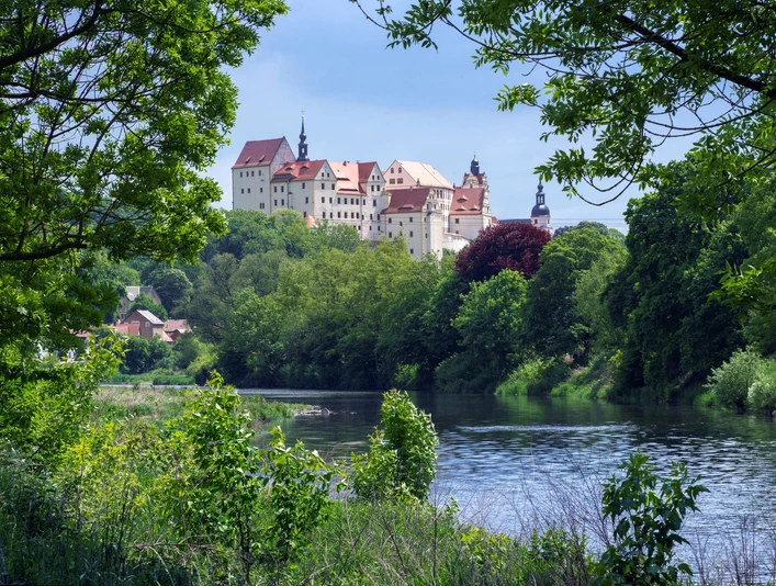 Schloss Colditz an der Mulde - Schlösser der Leipzig Region Blick von der anderen Seite des Ufers auf das Schloss Colditz, welches über der Mulde in der Leipzig Region thront