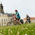 Schloss Hubertusburg Wermsdorf - Schlösser der leipzig Region Eine Gruppe von Fahrradfahrern fahren vor dem Schloss Hubertusburg in Wermsdorf