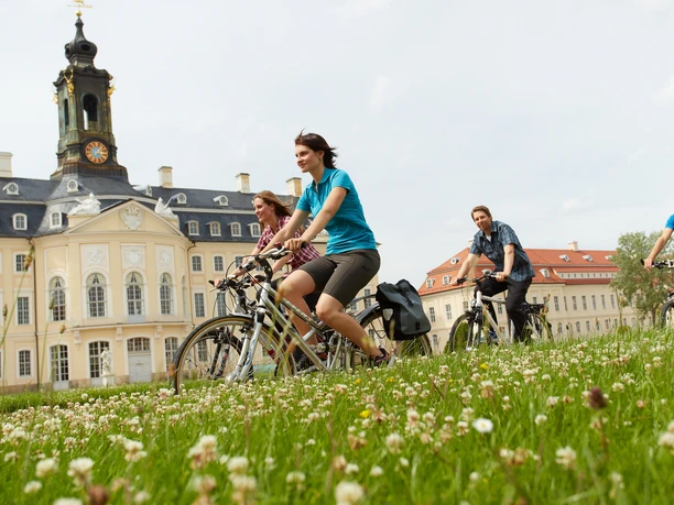 Skupina cyklistů před zámkem Hubertusburg ve Wermsdorfu