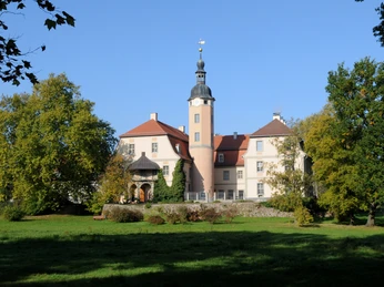 Schloss Machern im Sommer Das Schloss Machern erstahlt im Sonnenlicht und ist umgeben vom idyllischen Schlosspark Machern.