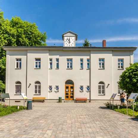 Le bâtiment principal du Schreberbad Leipzig avec porte d'entrée et grande horloge, activité de loisirs, plaisir de la baignade