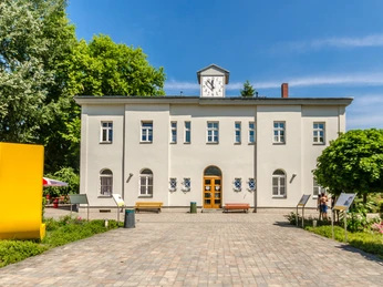 Hauptgebäude Schreberbad Leipzig - Freizeiterlebnisse in der Leipzig Region Das Hauptgebäude des Schreberbad Leipzig mit Eingangtür und großer Uhr, Freizeitaktivität, Badespaß