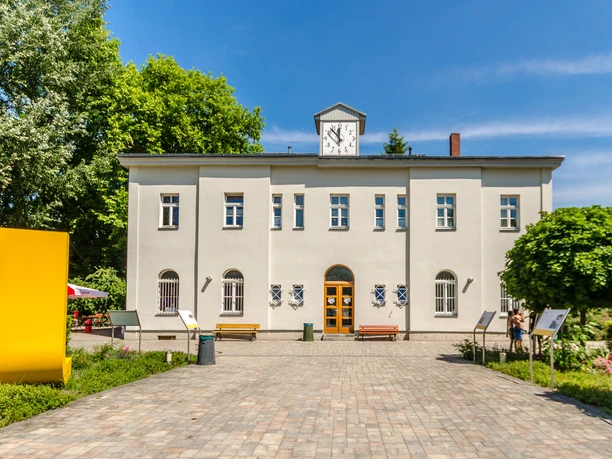 Hlavní budova lázní Schreberbad Leipzig se vstupními dveřmi a velkými hodinami, volnočasové aktivity, zábava při koupání