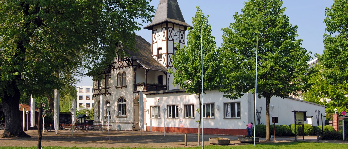 Schreberova restaurace a pivní zahrádka - Gastronomie v Lipsku Pohled na Schreberovu restauraci s pivní zahrádkou, Gastronomie v Lipsku, Venkovní posezení, Zahrádka na pozemku