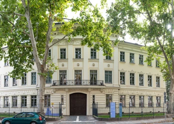 Dom Schumanna - miasto muzyki Lipsk Widok na klasycystyczną fasadę Domu Schumanna w Lipsku, w otoczeniu drzew, kultury, muzyki, kompozytorów