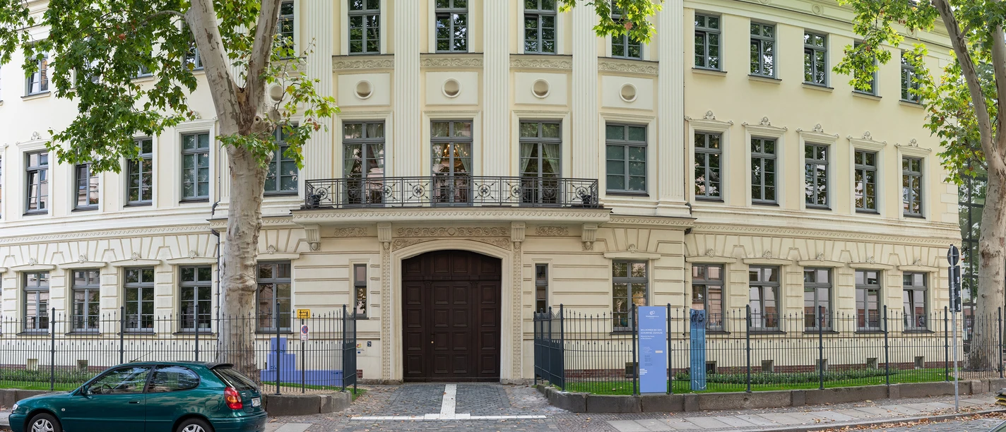 Vue sur la façade classique de la maison Schumann à Leipzig, entourée d'arbres, culture, musique, compositeurs