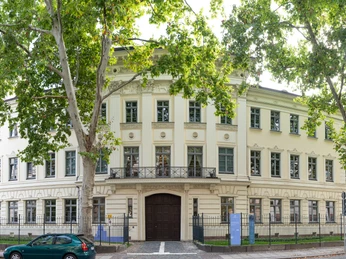 Schumann-Haus - Musikstadt Leipzig Blick auf die klassizistische Fassade des Schumann Hauses in Leipzig, umgeben von Bäumen, Kultur, Musik, Komponisten