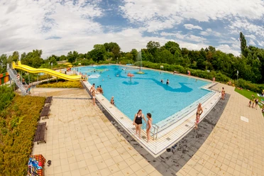 Sommerbad Schönefeld Erlebnisbecken mit Breitrutsche