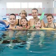 Sportbad Markkleeberg - Wasserspaß in Leipzig und Region Eine Familie mit Kindern in Nahaufnahme im Schwimmbecken des Sportbad Markkleeberg, die Kinder haben Schwimmnudeln und einen Wasserball zum Spielen, Ausflug, Freizeit