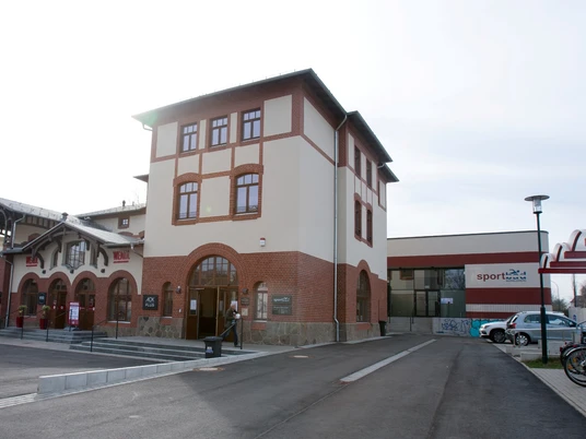 Sportbad Markkleeberg - Wasserspaß in Leipzig und Region Außenansicht des Sportbad in Markkleeberg mit Parkplatz am ehemaligen Bahnhofsgebäude, Ausflugsziel, Freizeitaktivität