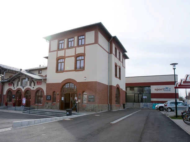 Sportbad Markkleeberg - Wasserspaß in Leipzig und Region Außenansicht des Sportbad in Markkleeberg mit Parkplatz am ehemaligen Bahnhofsgebäude, Ausflugsziel, Freizeitaktivität