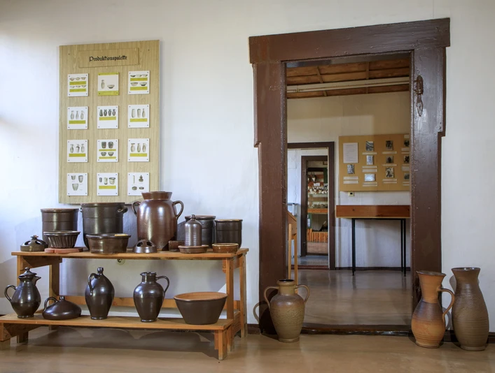 DEU/Sachsen/Dommitzsch (Copyright © Rainer Weisflog +49171/6254657) Das Heimatmuseum der Stadt Dommitzsch im Haus der ehemaligen Mohrenapotheke in der Torgauer Straße wieder aufgebaut. Das Haus selbst, wahrscheinlich 1716 im Fachwerkstil errichtet, gilt als eines der ältesten der Stadt Dommitzsch und steht unter Denkmalschutz. Auf insgesamt 300 m² Ausstellungsfläche wird mittels historischer und rekonstruierter Exponate, Fotos, Grafiken und Anschauungstafeln in selbsterläuternder Form die Stadtgeschichte veranschaulicht. (CREDIT/Copyright (c): Rainer Weisflog /Contakt: E-Mail: Foto@Weisflog.net ; Tel. +490355/824499; Weitere Infos und AGB auf: www.rainer-weisflog.de) DEU/Sachsen/Dommitzsch (Copyright © Rainer Weisflog +49171/6254657) Das Heimatmuseum der Stadt Dommitzsch im Haus der ehemaligen Mohrenapotheke in der Torgauer Straße wieder aufgebaut. Das Haus selbst, wahrscheinlich 1716 im Fachwerkstil errichtet, gilt als eines der ältesten der Stadt Dommitzsch und steht unter Denkmalschutz. Auf insgesamt 300 m² Ausstellungsfläche wird mittels historischer und rekonstruierter Exponate, Fotos, Grafiken und Anschauungstafeln in selbsterläuternder Form die Stadtgeschichte veranschaulicht. (CREDIT/Copyright (c): Rainer Weisflog /Contakt: E-Mail: Foto@Weisflog.net ; Tel. +490355/824499; Weitere Infos und AGB auf: www.rainer-weisflog.de)