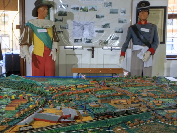 DEU/Sachsen/Dommitzsch (Copyright © Rainer Weisflog +49171/6254657) Das Heimatmuseum der Stadt Dommitzsch im Haus der ehemaligen Mohrenapotheke in der Torgauer Straße wieder aufgebaut. Das Haus selbst, wahrscheinlich 1716 im Fachwerkstil errichtet, gilt als eines der ältesten der Stadt Dommitzsch und steht unter Denkmalschutz. Auf insgesamt 300 m² Ausstellungsfläche wird mittels historischer und rekonstruierter Exponate, Fotos, Grafiken und Anschauungstafeln in selbsterläuternder Form die Stadtgeschichte veranschaulicht. (CREDIT/Copyright (c): Rainer Weisflog /Contakt: E-Mail: Foto@Weisflog.net ; Tel. +490355/824499; Weitere Infos und AGB auf: www.rainer-weisflog.de) DEU/Sachsen/Dommitzsch (Copyright © Rainer Weisflog +49171/6254657) Das Heimatmuseum der Stadt Dommitzsch im Haus der ehemaligen Mohrenapotheke in der Torgauer Straße wieder aufgebaut. Das Haus selbst, wahrscheinlich 1716 im Fachwerkstil errichtet, gilt als eines der ältesten der Stadt Dommitzsch und steht unter Denkmalschutz. Auf insgesamt 300 m² Ausstellungsfläche wird mittels historischer und rekonstruierter Exponate, Fotos, Grafiken und Anschauungstafeln in selbsterläuternder Form die Stadtgeschichte veranschaulicht. (CREDIT/Copyright (c): Rainer Weisflog /Contakt: E-Mail: Foto@Weisflog.net ; Tel. +490355/824499; Weitere Infos und AGB auf: www.rainer-weisflog.de)