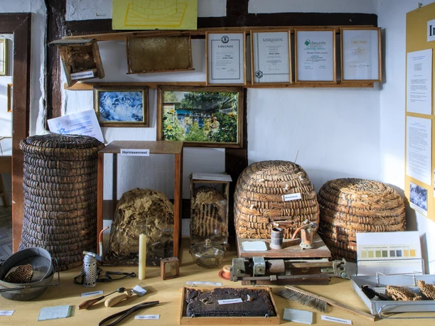 DEU/Sachsen/Dommitzsch (Copyright © Rainer Weisflog +49171/6254657) Le musée local de la ville de Dommitzsch a été reconstruit dans la maison de l'ancienne pharmacie Mohren dans la Torgauer Straße. La maison elle-même, probablement construite en 1716 dans le style des colombages, est considérée comme l'une des plus anciennes de la ville de Dommitzsch et est classée monument historique. Sur une surface d'exposition totale de 300 m², l'histoire de la ville est illustrée sous forme auto-explicative à l'aide d'objets historiques et reconstruits, de photos, de graphiques et de panneaux d'illustration. (CREDIT/Copyright (c) : Rainer Weisflog /Contact : E-mail : Foto@Weisflog.net ; Tél. +490355/824499 ; Plus d'infos et conditions générales sur : www.rainer-weisflog.de)