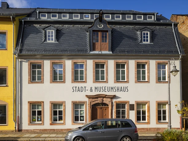 Vue sur la maison de la ville et du musée de Waldheim peinte en blanc et toit noir, une voiture garée devant, région Leipzig, expositions, excursion