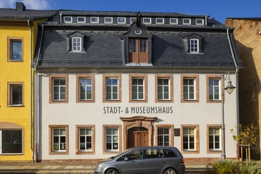Stadt- und Museumshaus Waldheim - Sehenswürdigkeiten in der Leipzig Region Blick auf das weiß gestrichene Stadt- und Museumshaus Waldheim und schwarzem Dach, davor ein Auto parkend, Region Leipzig, Ausstellungen, Ausflug