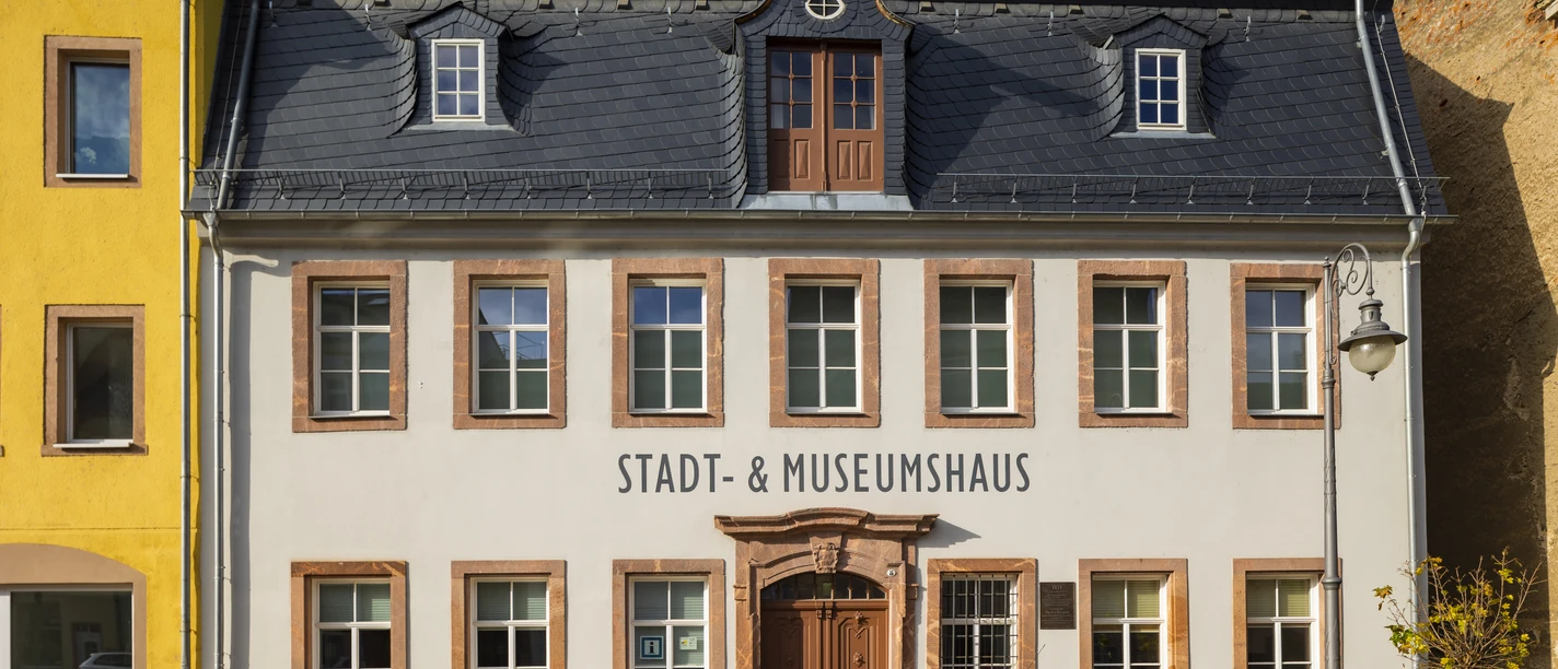 Stadt- und Museumshaus Waldheim - Sehenswürdigkeiten in der Leipzig Region Blick auf das weiß gestrichene Stadt- und Museumshaus Waldheim und schwarzem Dach, davor ein Auto parkend, Region Leipzig, Ausstellungen, Ausflug