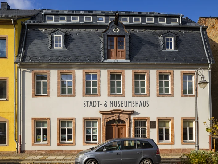 Stadt- und Museumshaus Waldheim - Sehenswürdigkeiten in der Leipzig Region Blick auf das weiß gestrichene Stadt- und Museumshaus Waldheim und schwarzem Dach, davor ein Auto parkend, Region Leipzig, Ausstellungen, Ausflug