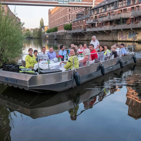 Auf dem Motorboot wird auf Leipzigs Wasserstraßen den Gästen ein Captain's Dinner serviert, Wasserstadt Leipzig