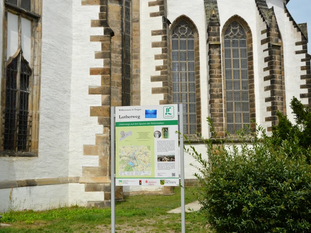 Lutherweg an der Stadtkirche St. Marien Torgau