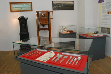 Dauerausstellung im Stadtmuseum Döbeln Die Dauerausstellung im Stadtmuseum Döbeln zeigt historische Alltagsgegenstände in Vitrinen.