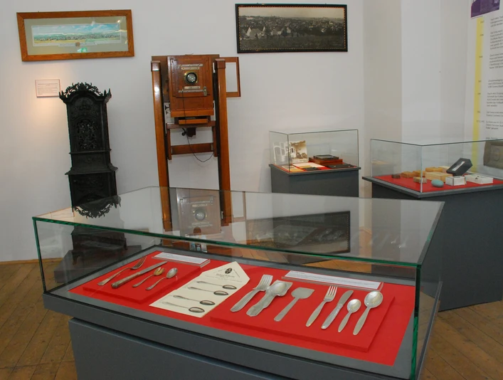 Dauerausstellung im Stadtmuseum Döbeln Die Dauerausstellung im Stadtmuseum Döbeln zeigt historische Alltagsgegenstände in Vitrinen.