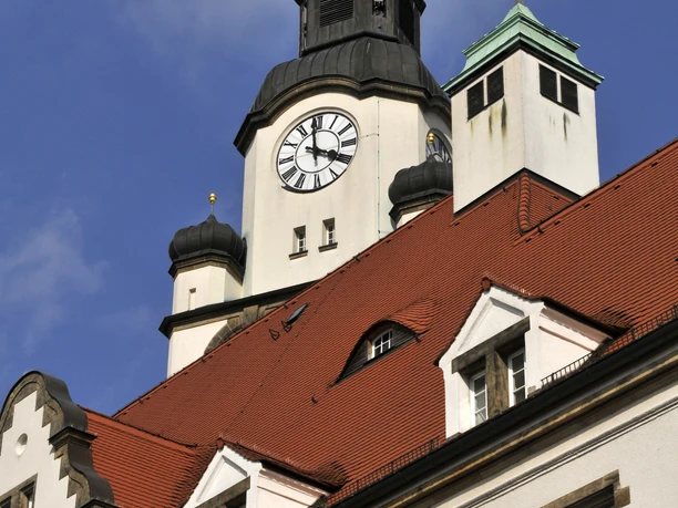Hôtel de ville de Döbeln / Petite galerie L'hôtel de ville historique de Döbeln avec sa tour d'horloge marquante sur fond de ciel bleu.