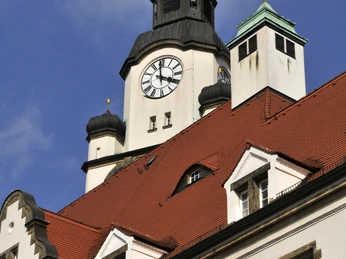 Rathaus Döbeln / Kleine Galerie Historisches Rathaus Döbeln mit markantem Uhrturm vor blauem Himmel.