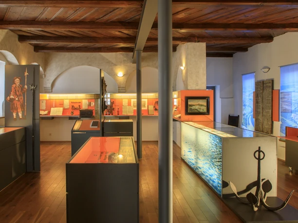 DEU/Sachsen/ Belgern (Copyright © Rainer Weisflog +49171/6254657) Das Stadtmuseum Belgern residiert stilecht auf einem der der ältesten Hausgrundstücken der Stadt, in der alten Schmiede am Topfmarkt 7. Im Hauptraum des Erdgeschosses erwartet die Besucher eine wahre Flut geschichtlicher Informationen zu Belgern. Veranschaulicht werden hier die Bedeutung der Elbe für die Entwicklung der Stadt sowie Handwerk, Landwirtschaft, Brauwesen, Weinbau und Marktwesen ebenso wie die Gerichtsbarkeit und bedeutende Münzfunde der Gegend. Rolandstadt Belgern - zwischen Elbestrom und Dahlener Heide – liegt wenige Kilometer südlich entfernt von Torgau. (CREDIT/Copyright (c): Rainer Weisflog /Contakt: E-Mail: Foto@Weisflog.net ; Tel. +490355/824499; Weitere Infos und AGB auf: www.rainer-weisflog.de) DEU/Sachsen/ Belgern (Copyright © Rainer Weisflog +49171/6254657) Das Stadtmuseum Belgern residiert stilecht auf einem der der ältesten Hausgrundstücken der Stadt, in der alten Schmiede am Topfmarkt 7. Im Hauptraum des Erdgeschosses erwartet die Besucher eine wahre Flut geschichtlicher Informationen zu Belgern. Veranschaulicht werden hier die Bedeutung der Elbe für die Entwicklung der Stadt sowie Handwerk, Landwirtschaft, Brauwesen, Weinbau und Marktwesen ebenso wie die Gerichtsbarkeit und bedeutende Münzfunde der Gegend. Rolandstadt Belgern - zwischen Elbestrom und Dahlener Heide – liegt wenige Kilometer südlich entfernt von Torgau. (CREDIT/Copyright (c): Rainer Weisflog /Contakt: E-Mail: Foto@Weisflog.net ; Tel. +490355/824499; Weitere Infos und AGB auf: www.rainer-weisflog.de)