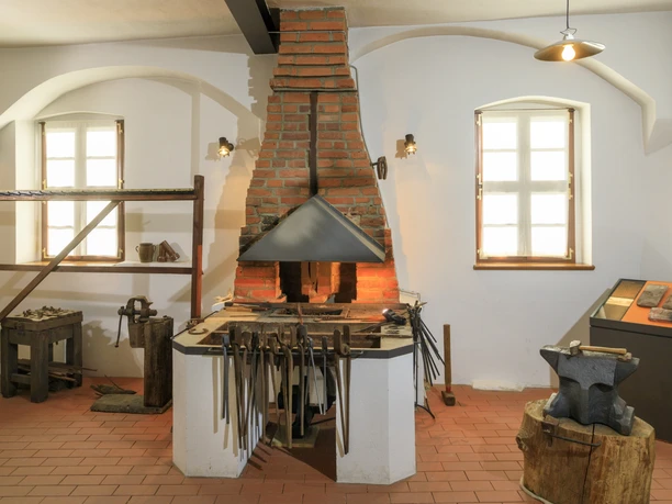 DEU/Sachsen/ Belgern (Copyright © Rainer Weisflog +49171/6254657) Městské muzeum Belgern sídlí v jedné z nejstarších nemovitostí města, ve staré kovárně na adrese Topfmarkt 7. V hlavní místnosti v přízemí se návštěvníci dozvědí mnoho historických informací o Belgernu. Je zde ilustrován význam Labe pro rozvoj města, stejně jako řemesel, zemědělství, pivovarnictví, vinařství a trhu, stejně jako jurisdikce a významné nálezy mincí v této oblasti. Rolandstadt Belgern - mezi řekou Labe a Dahlener Heide - leží několik kilometrů jižně od Torgau. (CREDIT/Copyright (c): Rainer Weisflog /Kontakty: Rainer Weisflog /Kontakty: Rainer Weisflog /Kontakty: Kontakt: e-mail: Foto@Weisflog.net ; Tel. +490355/824499; Další informace a podmínky na: www.rainer-weisflog.de) DEU/Sachsen/ Belgern (Copyright © Rainer Weisflog +49171/6254657) Městské muzeum Belgern sídlí v jedné z nejstarších nemovitostí města, ve staré kovárně na adrese Topfmarkt 7. V hlavní místnosti v přízemí se návštěvníci dozvědí mnoho historických informací o Belgernu. Je zde ilustrován význam Labe pro rozvoj města, stejně jako řemesel, zemědělství, pivovarnictví, vinařství a trhu, stejně jako jurisdikce a významné nálezy mincí v této oblasti. Rolandstadt Belgern - mezi řekou Labe a Dahlener Heide - leží několik kilometrů jižně od Torgau. (CREDIT/Copyright (c): Rainer Weisflog /Kontakty: Rainer Weisflog /Kontakty: Rainer Weisflog /Kontakty: Kontakt: e-mail: Foto@Weisflog.net ; Tel. +490355/824499; Další informace a podmínky na: www.rainer-weisflog.de)