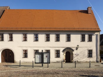 DEU/Sachsen/ Belgern (Copyright © Rainer Weisflog +49171/6254657) Das Stadtmuseum Belgern residiert stilecht auf einem der der ältesten Hausgrundstücken der Stadt, in der alten Schmiede am Topfmarkt 7. Im Hauptraum des Erdgeschosses erwartet die Besucher eine wahre Flut geschichtlicher Informationen zu Belgern. Veranschaulicht werden hier die Bedeutung der Elbe für die Entwicklung der Stadt sowie Handwerk, Landwirtschaft, Brauwesen, Weinbau und Marktwesen ebenso wie die Gerichtsbarkeit und bedeutende Münzfunde der Gegend. Rolandstadt Belgern - zwischen Elbestrom und Dahlener Heide – liegt wenige Kilometer südlich entfernt von Torgau. (CREDIT/Copyright (c): Rainer Weisflog /Contakt: E-Mail: Foto@Weisflog.net ; Tel. +490355/824499; Weitere Infos und AGB auf: www.rainer-weisflog.de) DEU/Sachsen/ Belgern (Copyright © Rainer Weisflog +49171/6254657) Das Stadtmuseum Belgern residiert stilecht auf einem der der ältesten Hausgrundstücken der Stadt, in der alten Schmiede am Topfmarkt 7. Im Hauptraum des Erdgeschosses erwartet die Besucher eine wahre Flut geschichtlicher Informationen zu Belgern. Veranschaulicht werden hier die Bedeutung der Elbe für die Entwicklung der Stadt sowie Handwerk, Landwirtschaft, Brauwesen, Weinbau und Marktwesen ebenso wie die Gerichtsbarkeit und bedeutende Münzfunde der Gegend. Rolandstadt Belgern - zwischen Elbestrom und Dahlener Heide – liegt wenige Kilometer südlich entfernt von Torgau. (CREDIT/Copyright (c): Rainer Weisflog /Contakt: E-Mail: Foto@Weisflog.net ; Tel. +490355/824499; Weitere Infos und AGB auf: www.rainer-weisflog.de)