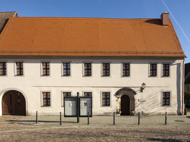 DEU/Sachsen/ Belgern (Copyright © Rainer Weisflog +49171/6254657) The Belgern Town Museum is housed in one of the town's oldest properties, the old smithy at Topfmarkt 7. The main room on the first floor offers visitors a wealth of historical information about Belgern. The importance of the Elbe for the development of the town as well as crafts, agriculture, brewing, viticulture and the market are illustrated here, as are the jurisdiction and important coin finds from the area. Rolandstadt Belgern - between the Elbe river and Dahlener Heide - is located a few kilometers south of Torgau. (CREDIT/Copyright (c): Rainer Weisflog /Contact: E-Mail: Foto@Weisflog.net ; Tel. +490355/824499; Further information and terms and conditions at: www.rainer-weisflog.de) DEU/Sachsen/ Belgern (Copyright © Rainer Weisflog +49171/6254657) The Belgern Town Museum is housed in one of the town's oldest properties, the old smithy at Topfmarkt 7. The main room on the first floor offers visitors a wealth of historical information about Belgern. The importance of the Elbe for the development of the town as well as crafts, agriculture, brewing, viticulture and the market are illustrated here, as are the jurisdiction and important coin finds from the area. Rolandstadt Belgern - between the Elbe river and Dahlener Heide - is located a few kilometers south of Torgau. (CREDIT/Copyright (c): Rainer Weisflog /Contact: E-Mail: Foto@Weisflog.net ; Tel. +490355/824499; Further information and terms and conditions at: www.rainer-weisflog.de)
