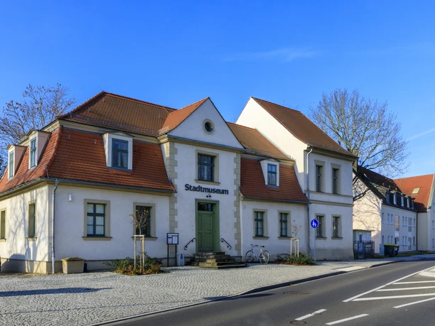 Stadtmuseum SchkeuditzDEU/Sachsen/Schkeuditz(Copyright © Rainer Weisflog +49171/6254657) DEU/Sachsen/Schkeuditz(Copyright © Rainer Weisflog +49171/6254657) Im ehemaligen Haus des Amtsmüllers wurde 1937 ein eigenständiges Heimatmuseum eröffnet. Die 2012 eröffnete neue Dauerausstellung zur Stadtgeschichte und beantwortet dem Besucher Fragen zur Entstehung und Entwicklung der Amts-, Ackerbürger-, Grenz-, Pelz-, und Flughafenstadt Schkeuditz. (CREDIT/Copyright (c): Rainer Weisflog /Contakt: E-Mail: Foto@Weisflog.net ; Tel. +490355/824499; Weitere Infos und AGB auf: www.rainer-weisflog.de)
