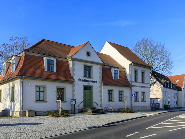 Stadtmuseum SchkeuditzDEU/Sachsen/Schkeuditz(Copyright © Rainer Weisflog +49171/6254657) DEU/Sachsen/Schkeuditz(Copyright © Rainer Weisflog +49171/6254657) Im ehemaligen Haus des Amtsmüllers wurde 1937 ein eigenständiges Heimatmuseum eröffnet. Die 2012 eröffnete neue Dauerausstellung zur Stadtgeschichte und beantwortet dem Besucher Fragen zur Entstehung und Entwicklung der Amts-, Ackerbürger-, Grenz-, Pelz-, und Flughafenstadt Schkeuditz. (CREDIT/Copyright (c): Rainer Weisflog /Contakt: E-Mail: Foto@Weisflog.net ; Tel. +490355/824499; Weitere Infos und AGB auf: www.rainer-weisflog.de)