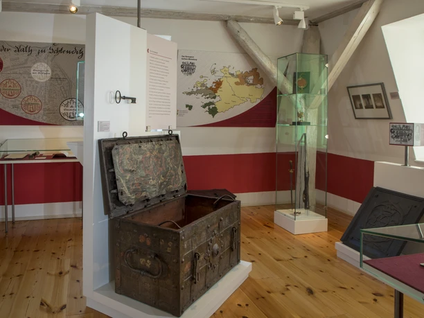 DEU/Sachsen/Schkeuditz(Copyright © Rainer Weisflog +49171/6254657) Im ehemaligen Haus des Amtsmüllers wurde 1937 ein eigenständiges Heimatmuseum eröffnet. Die 2012 eröffnete neue Dauerausstellung zur Stadtgeschichte und beantwortet dem Besucher Fragen zur Entstehung und Entwicklung der Amts-, Ackerbürger-, Grenz-, Pelz-, und Flughafenstadt Schkeuditz. (CREDIT/Copyright (c): Rainer Weisflog /Contakt: E-Mail: Foto@Weisflog.net ; Tel. +490355/824499; Weitere Infos und AGB auf: www.rainer-weisflog.de) DEU/Sachsen/Schkeuditz(Copyright © Rainer Weisflog +49171/6254657) Im ehemaligen Haus des Amtsmüllers wurde 1937 ein eigenständiges Heimatmuseum eröffnet. Die 2012 eröffnete neue Dauerausstellung zur Stadtgeschichte und beantwortet dem Besucher Fragen zur Entstehung und Entwicklung der Amts-, Ackerbürger-, Grenz-, Pelz-, und Flughafenstadt Schkeuditz. (CREDIT/Copyright (c): Rainer Weisflog /Contakt: E-Mail: Foto@Weisflog.net ; Tel. +490355/824499; Weitere Infos und AGB auf: www.rainer-weisflog.de)