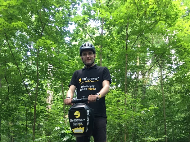 Stadtstromer Segwaytour - Erlebnisanbieter in Leipzig Blick auf einen Mann auf einem Segway der eine Stadtführung beim Erlebnisanbieter Stadtstromer besucht