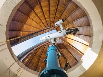 DEU/Sachsen/ Eilenburg (Copyright © Rainer Weisflog +49171/6254657) Die Sternwarte „Juri Gagarin“ Eilenburg ist ein Observatorium und Planetarium in der sächsischen Stadt Eilenburg. Bereits seit 1931 gab es in Eilenburg eine Amateur-Sternwarte. 1963 und 1964 erfolgte der Bau und anschließende Umzug der nunmehrigen Volks- und Schulsternwarte in einen Neubau auf der Anhöhe Mansberg im Stadtteil Berg. Die Anlage war die zweitgrößte Schulsternwarte in der DDR. (CREDIT/Copyright (c): Rainer Weisflog /Contakt: E-Mail: Foto@Weisflog.net ; Tel. +490355/824499; Weitere Infos und AGB auf: www.rainer-weisflog.de) DEU/Sachsen/ Eilenburg (Copyright © Rainer Weisflog +49171/6254657) Die Sternwarte „Juri Gagarin“ Eilenburg ist ein Observatorium und Planetarium in der sächsischen Stadt Eilenburg. Bereits seit 1931 gab es in Eilenburg eine Amateur-Sternwarte. 1963 und 1964 erfolgte der Bau und anschließende Umzug der nunmehrigen Volks- und Schulsternwarte in einen Neubau auf der Anhöhe Mansberg im Stadtteil Berg. Die Anlage war die zweitgrößte Schulsternwarte in der DDR. (CREDIT/Copyright (c): Rainer Weisflog /Contakt: E-Mail: Foto@Weisflog.net ; Tel. +490355/824499; Weitere Infos und AGB auf: www.rainer-weisflog.de)